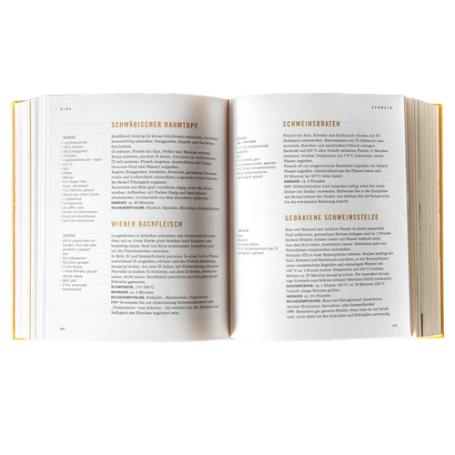 Ein weißer Teller mit einem Brötchen und drei Löffeln aromatisierter Butter oder Aufstrich, garniert mit Kräutern.