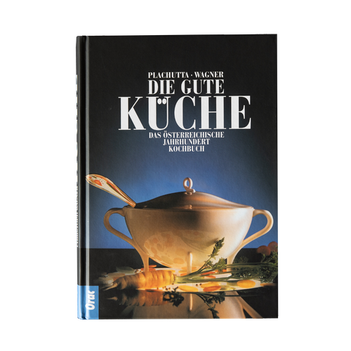 Moderne Holzlattendecke mit Einbaulampen, die ein geometrisches Muster über einer hellen Wand bilden.