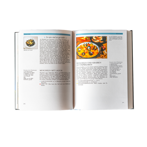 Geöffnetes Kochbuch mit zwei Rezepten für Meeresfrüchte und Fotos der fertigen Gerichte auf weißem Hintergrund.