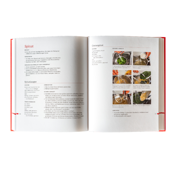 Aufgeschlagenes Kochbuch mit einem Spinatrezept mit Anweisungen und Schritt-für-Schritt-Fotos auf der rechten Seite.