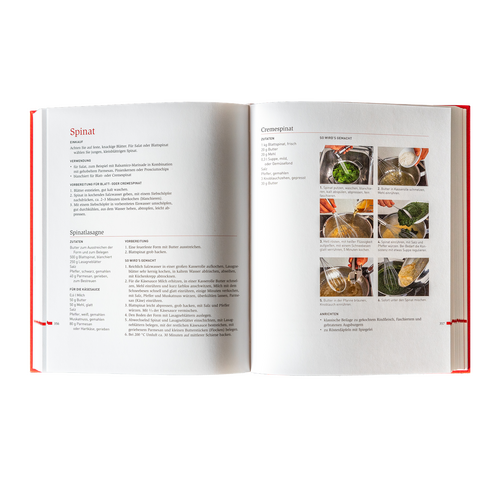 Aufgeschlagenes Kochbuch mit einem Spinatrezept mit Anweisungen und Schritt-für-Schritt-Fotos auf der rechten Seite.